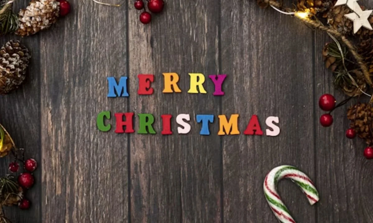 Romantic Christmas Puns for Couples and Holiday Love Notes